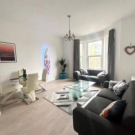 The City Surfer Apartment - By Coastline Retreats - Parking Included - Sleeps 5 - City Centre Bournemouth Esterno foto