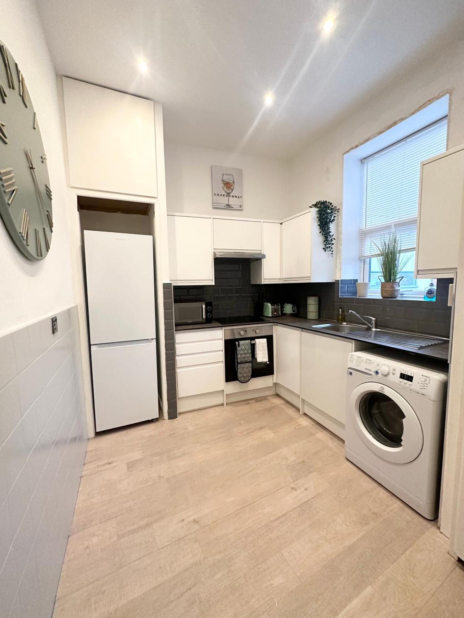 The City Surfer Apartment - By Coastline Retreats - Parking Included - Sleeps 5 - City Centre Bournemouth Esterno foto