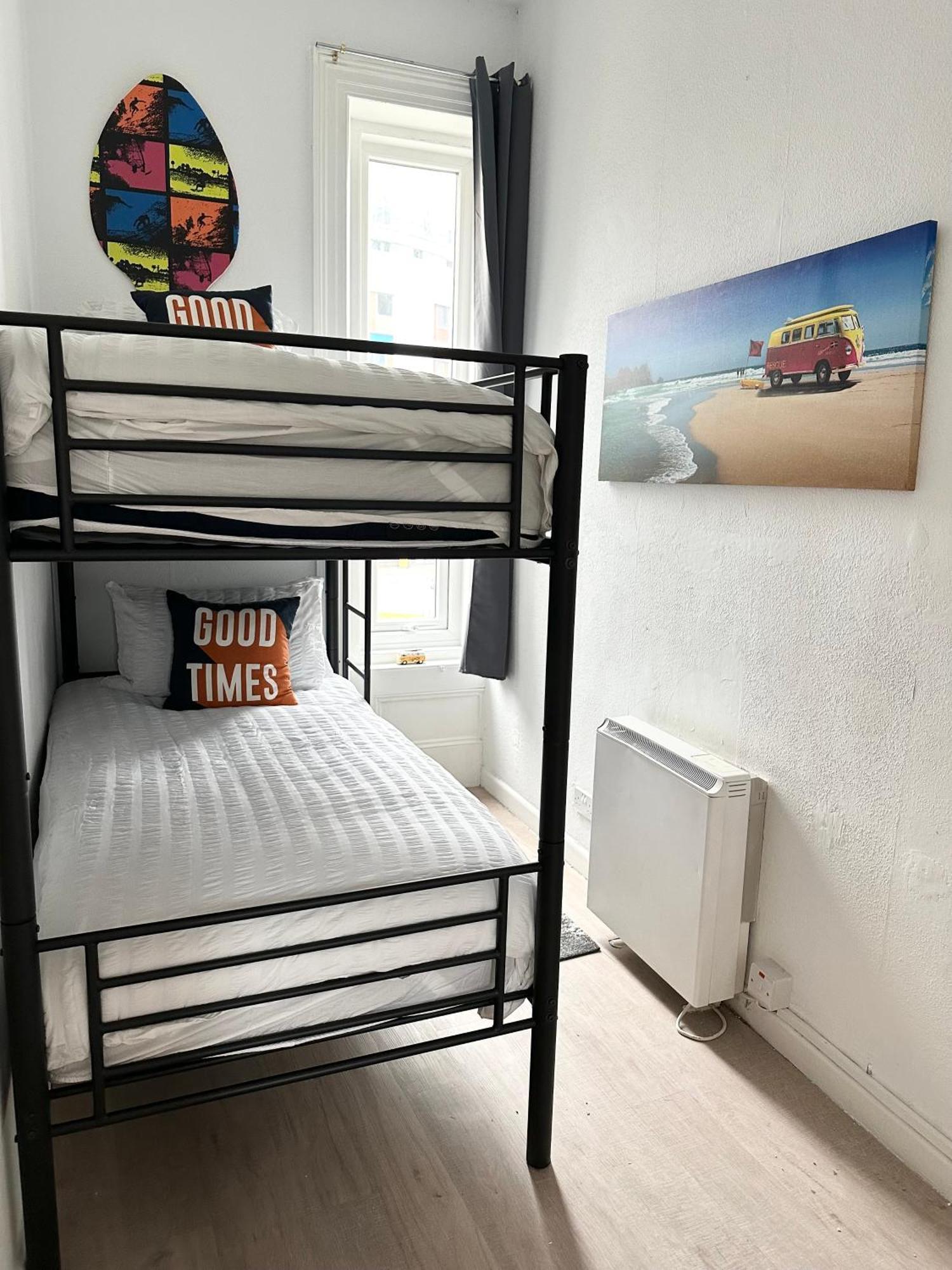 The City Surfer Apartment - By Coastline Retreats - Parking Included - Sleeps 5 - City Centre Bournemouth Esterno foto