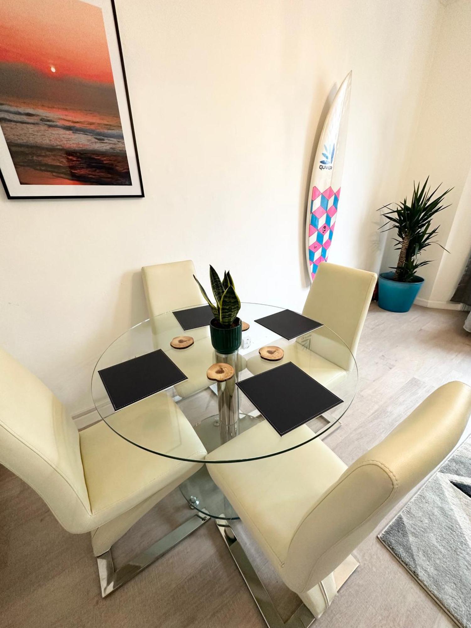 The City Surfer Apartment - By Coastline Retreats - Parking Included - Sleeps 5 - City Centre Bournemouth Esterno foto