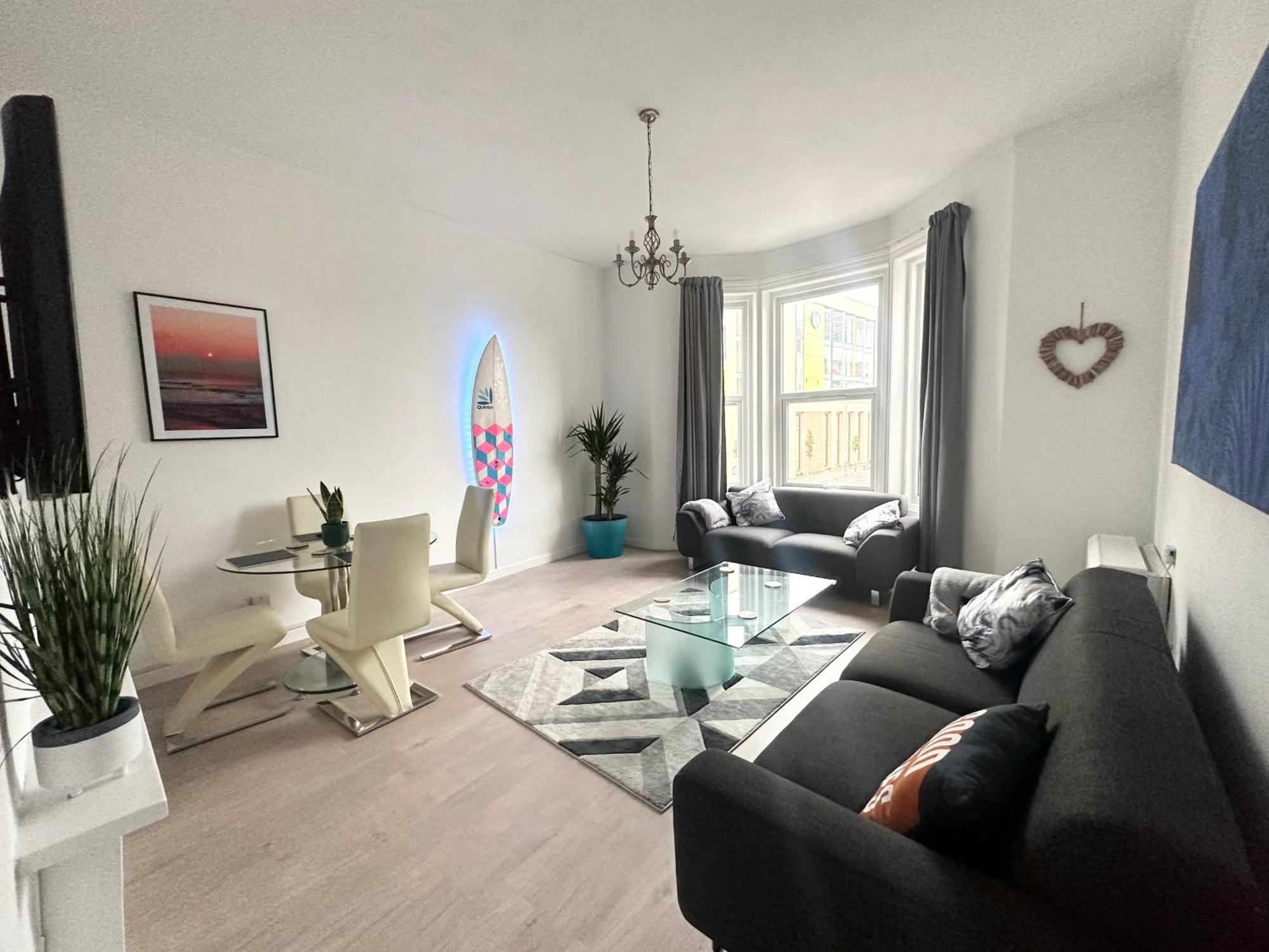 The City Surfer Apartment - By Coastline Retreats - Parking Included - Sleeps 5 - City Centre Bournemouth Esterno foto